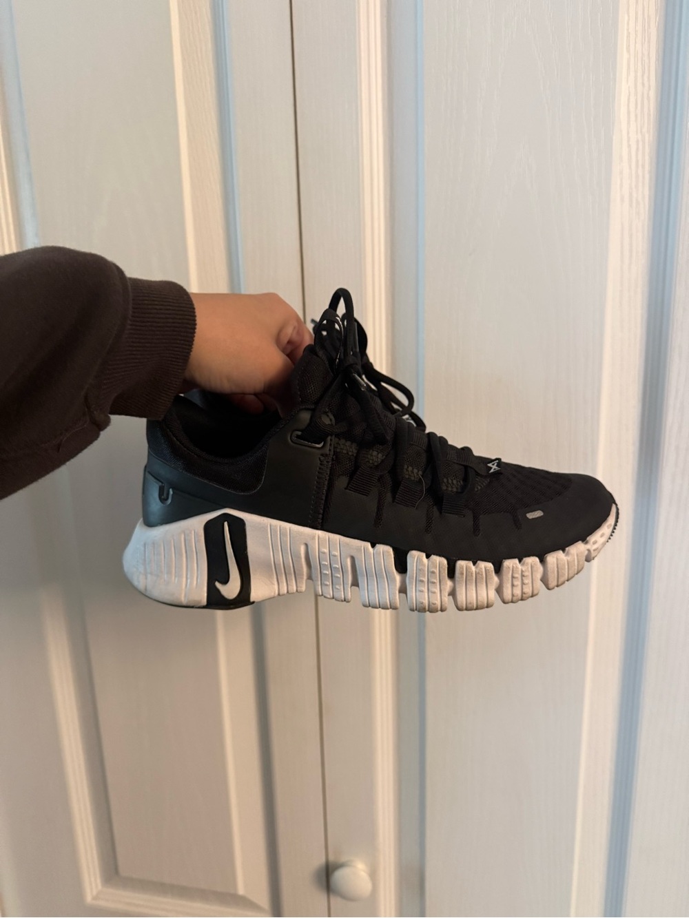 Nike Women’s Black and White Metcon 5